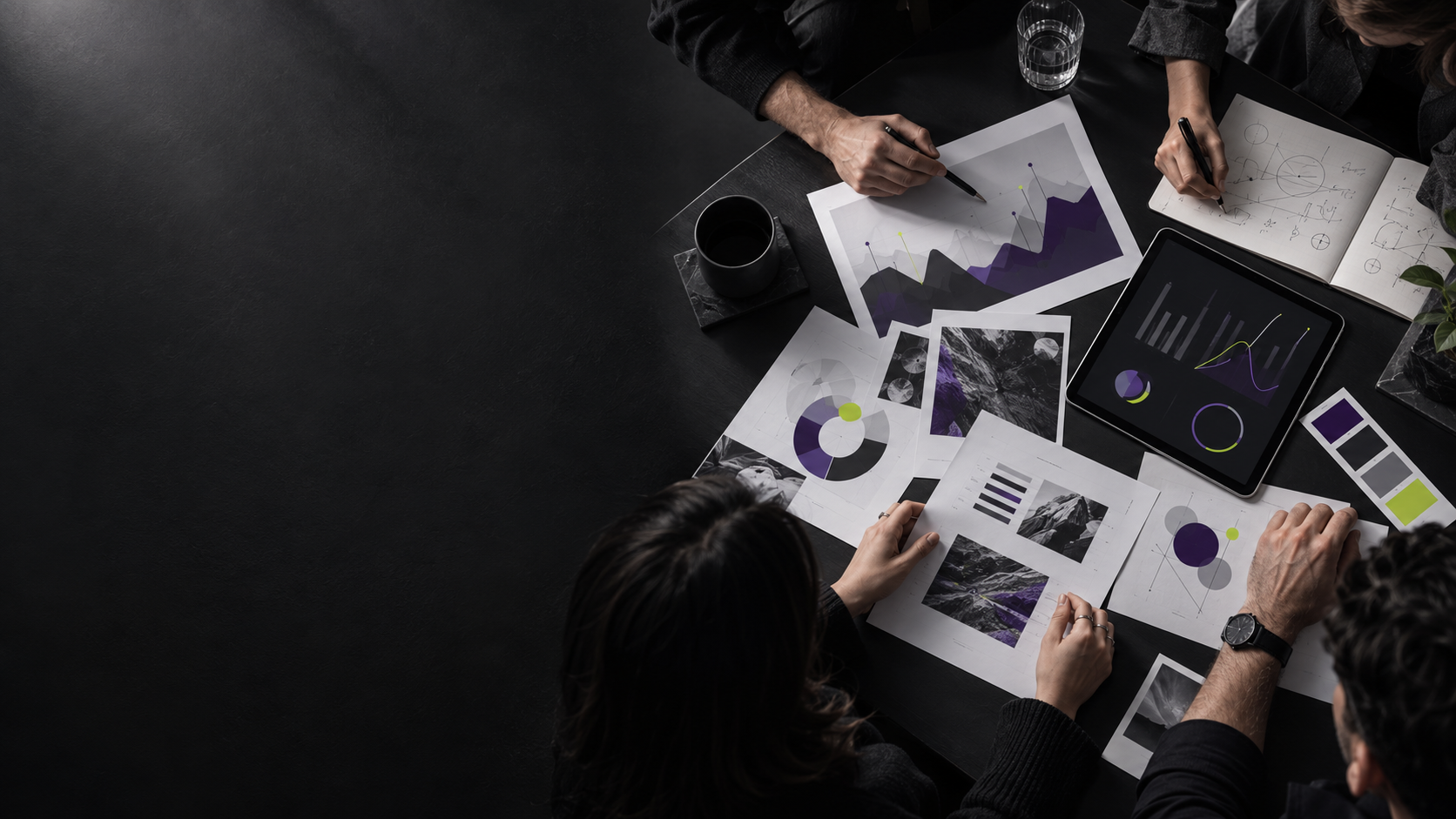 Mesa editorial de estrategia donde un equipo organiza contenidos, datos y decisiones