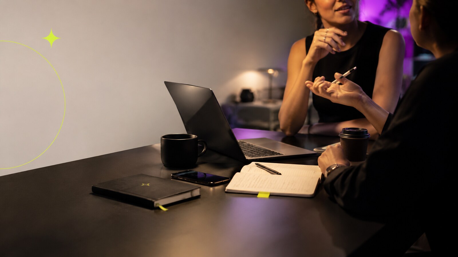 Equipo creativo de Appios en una conversación de trabajo