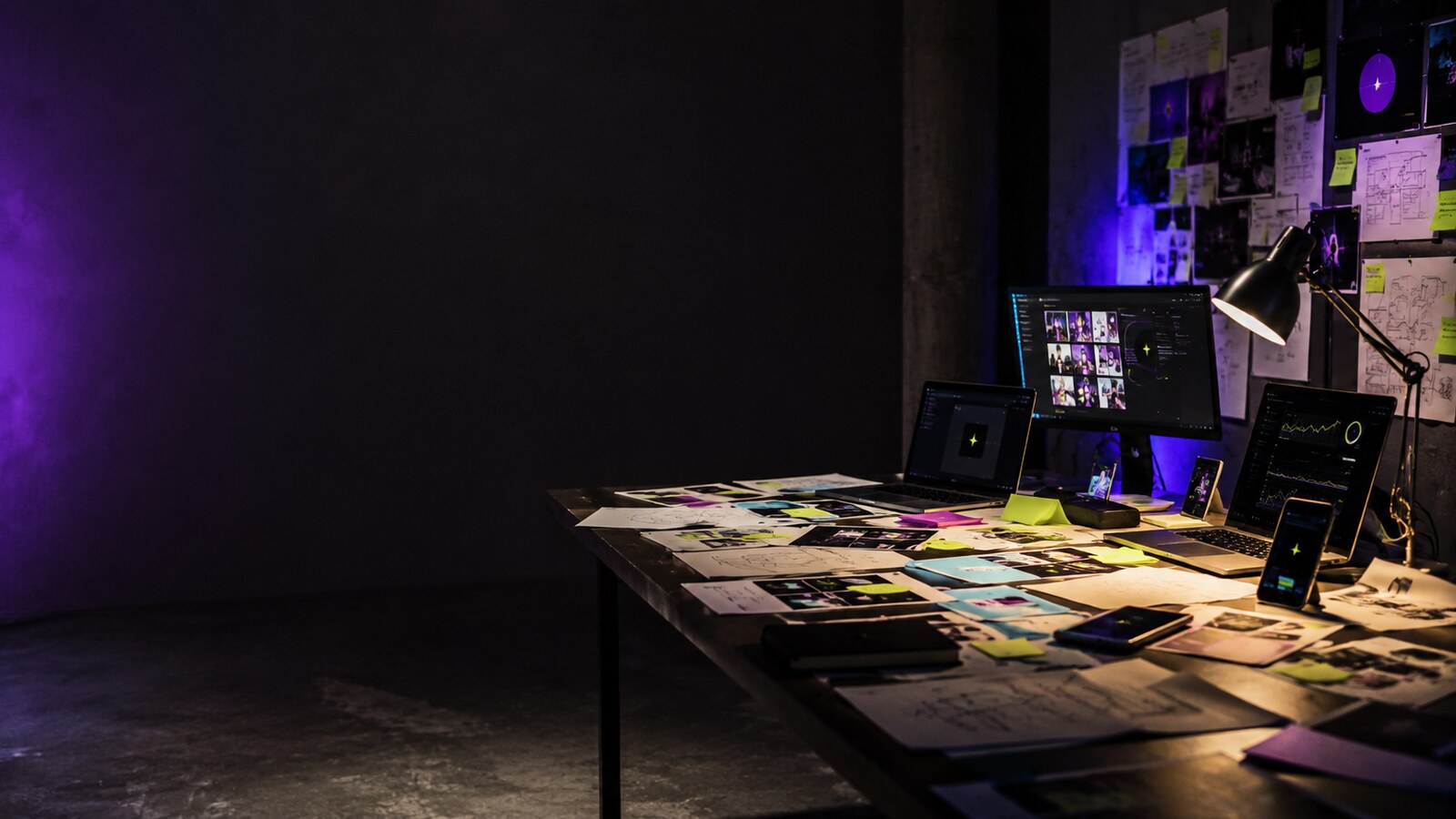 Mesa de trabajo con estrategia, bocetos, pantallas y herramientas digitales